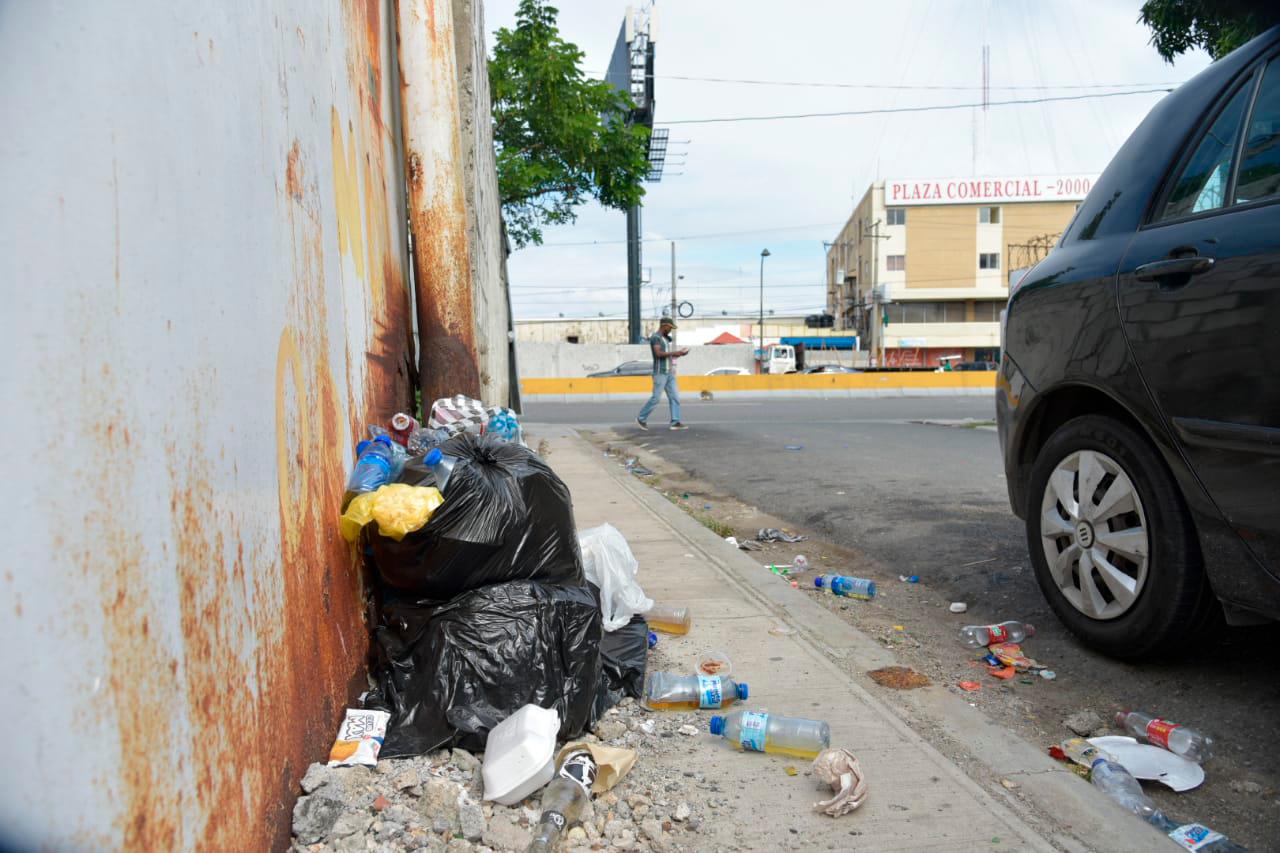 Una de las denuncias de los vecinos es que los choferes se orinan en botellitas y dejan los orines en el lugar.