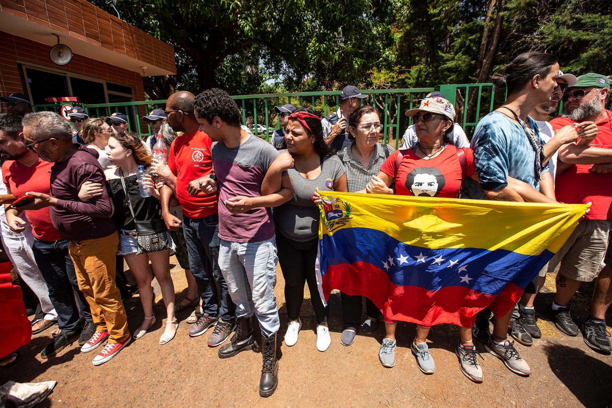 Seguidores de Juan Guaidó permanecen en el interior en la Embajada de Venezuela en Brasilia, con la intención de asumir el control, después de que varios funcionarios retiraran su apoyo a Maduro.