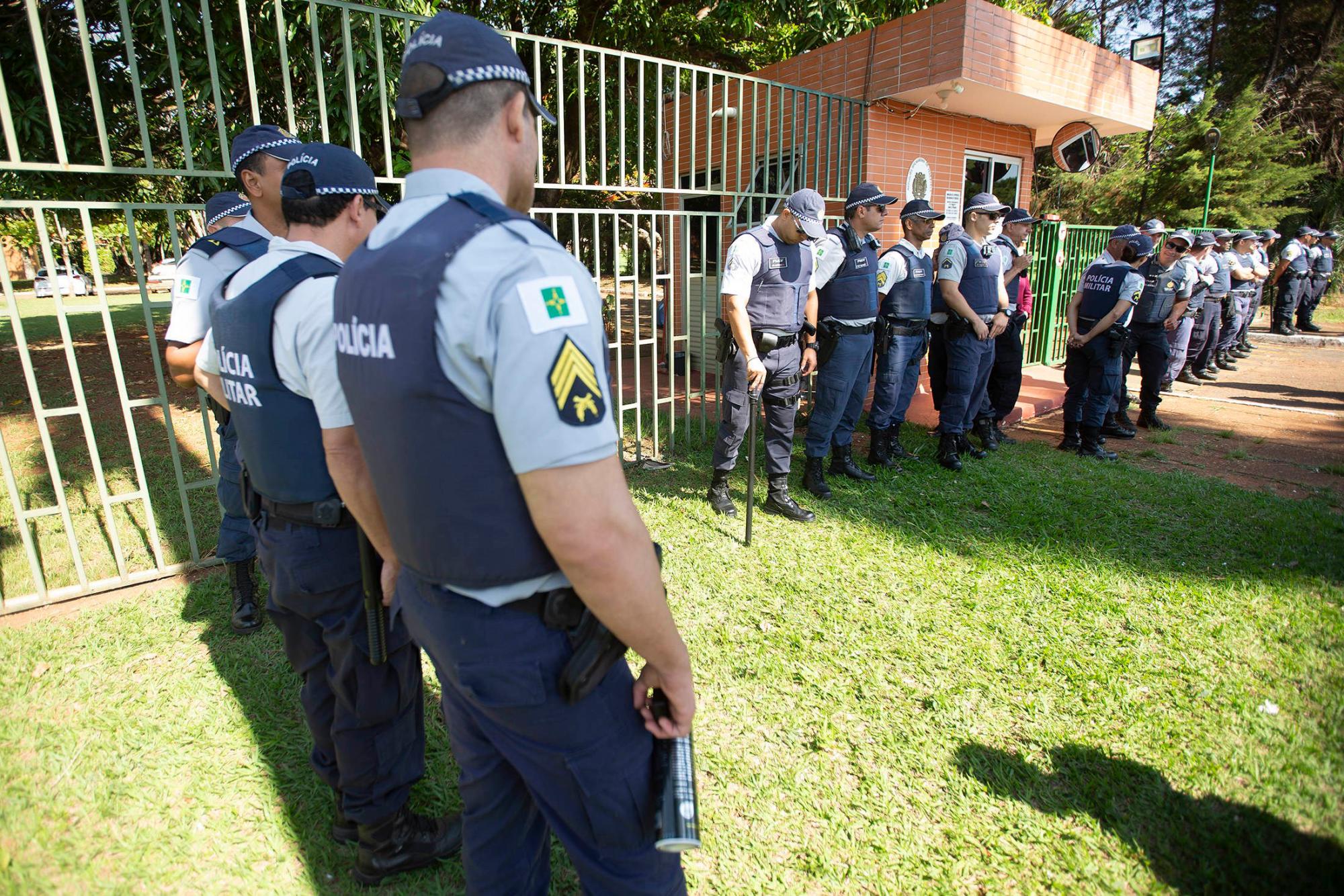 Policías brasileños protegen la entrada, mientras seguidores de Juan Guaidó permanecen en el interior en la embajada de Venezuela en Brasilia.