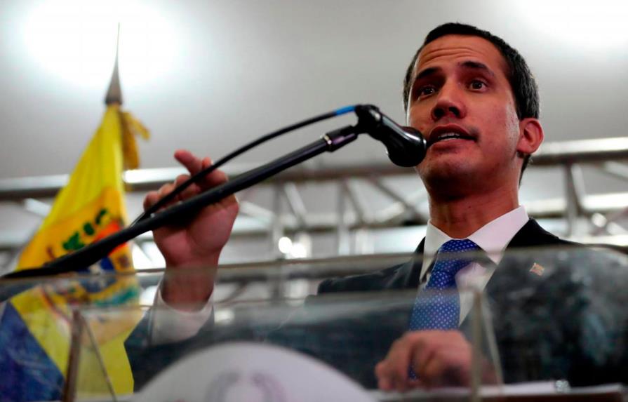 Guaidó pide ayuda en Francia contra el Gobierno de Maduro