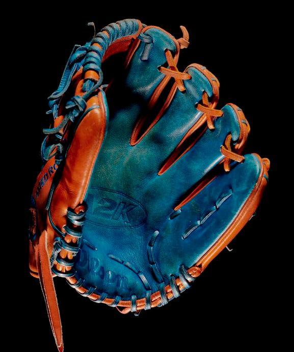 Cómo jugadores de los Mets tratan sus guantes antes de un juego del béisbol