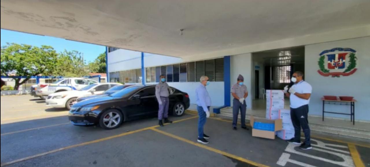 La donación fue recibida por el director del hospital San Vicente de Paúl, Francisco Ureña, y un representante de cada uno de los organismos castrenses. (Diario Libre/César Jiménez)