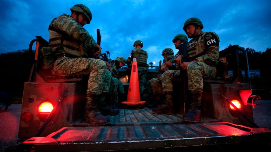 Agentes mexicanos rescatan a 128 migrantes de tráiler en estado de Veracruz Agentes mexicanos rescatan a 128 migrantes de tráiler en estado de Veracruz