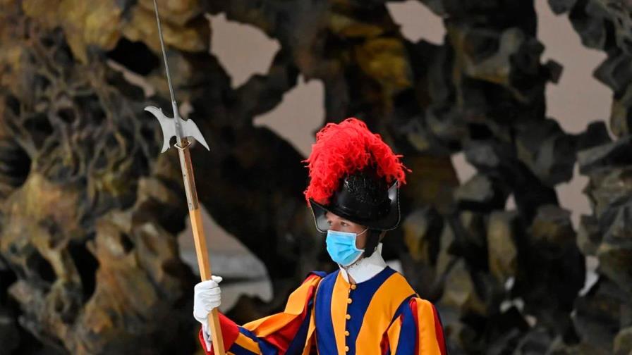 Tres guardias suizos dejan el Vaticano por la norma del certificado sanitario