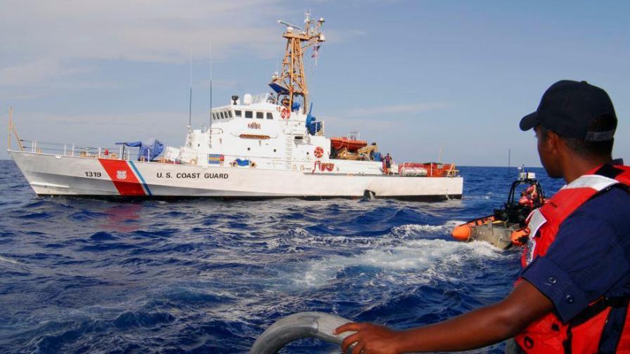 La Guardia Costera de EE.UU. intercepta una embarcación con 25 haitianos La Guardia Costera de EE.UU. intercepta una embarcación con 25 haitianos
