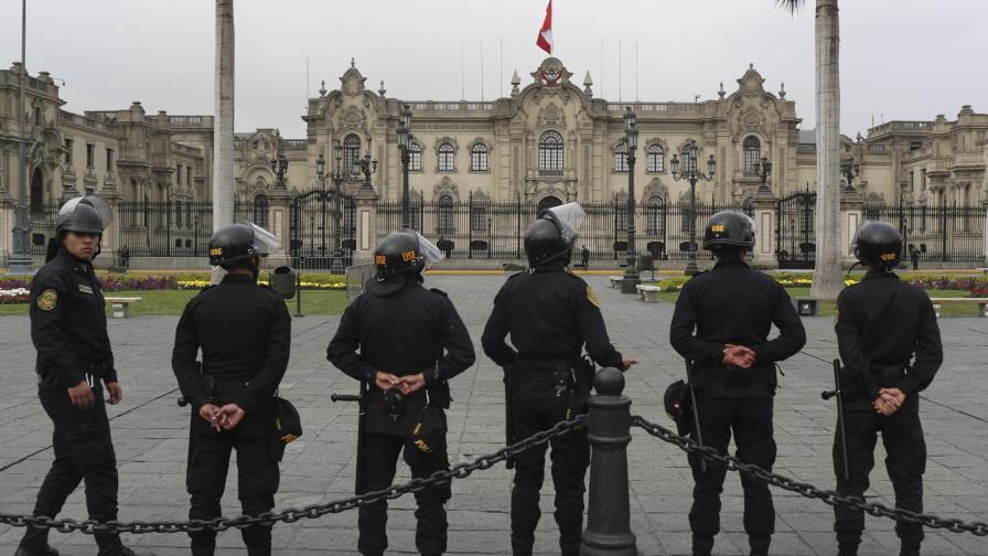 Presidente de Perú Martín Vizcarra gobernará hasta 2021