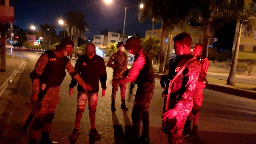 Apresan 53 personas por desacato a toque de queda en Hato Mayor y SPM Apresan 53 personas por desacato a toque de queda en Hato Mayor y SPM