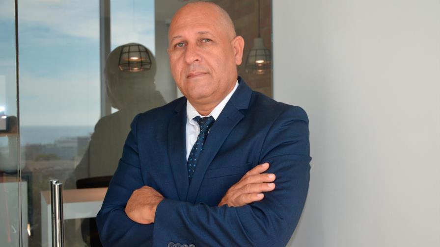 Autor dominicano presenta libro sobre el poder de las redes sociales