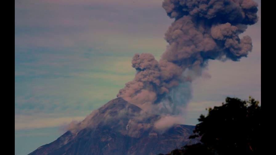 Guatemala alerta por erupción volcán de Fuego, el más activo de Centroamérica