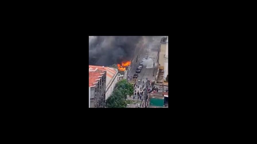 Militares retirados ingresan violentamente al Congreso de Guatemala