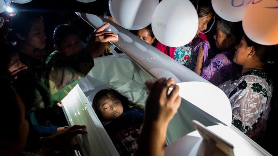Entierran a la niña guatemalteca fallecida en custodia de EEUU