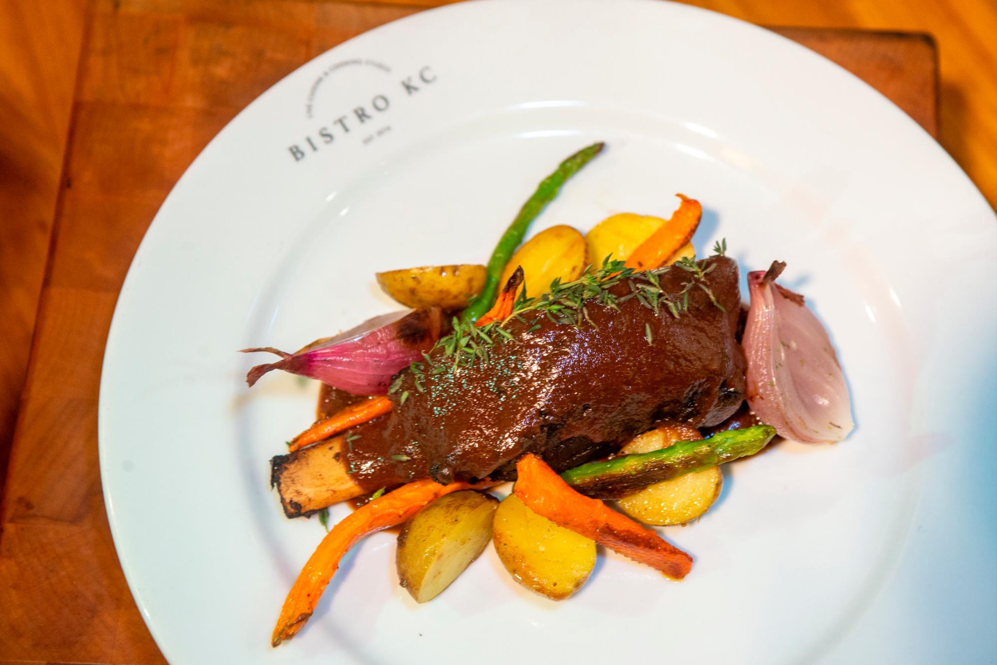 Guava Shortribs: short ribs hechos a baja temperatura terminados en cast iron con salsa de guayaba y tomillo acompañadas de vegetales rostizados.