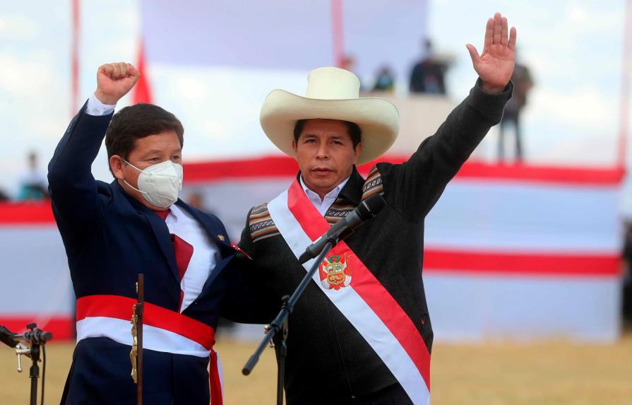 Oposición peruana pide a Pedro Castillo cambiar ministros para aprobar investidura