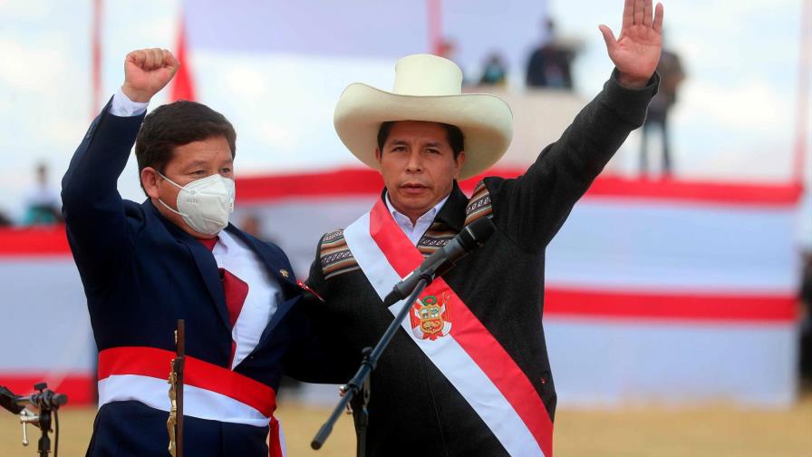 Oposición peruana pide a Pedro Castillo cambiar ministros para aprobar investidura