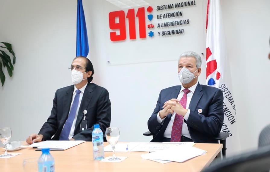Montalvo muestra el 911 al ministro de la Presidencia designado, Lisandro Macarrulla  