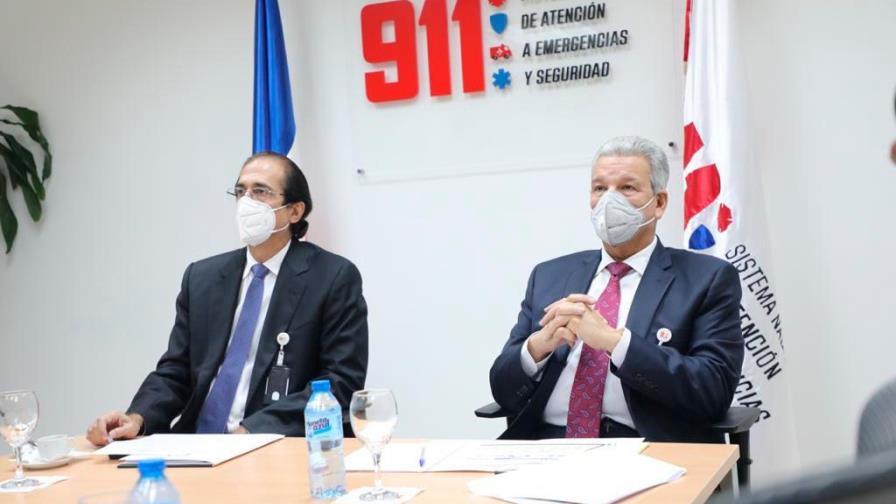 Montalvo muestra el 911 al ministro de la Presidencia designado, Lisandro Macarrulla  
