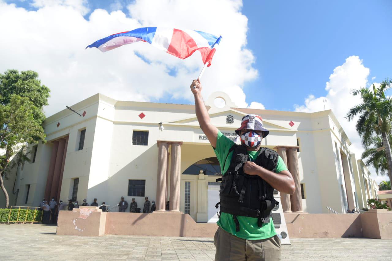 Manifestante con bandera dominicana en las inmediaciones del Palacio Nacional. 
