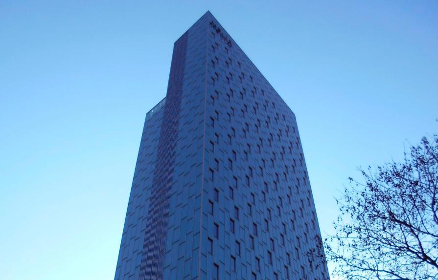 Un joven escala sin protección un hotel de 120 metros de altura en Barcelona