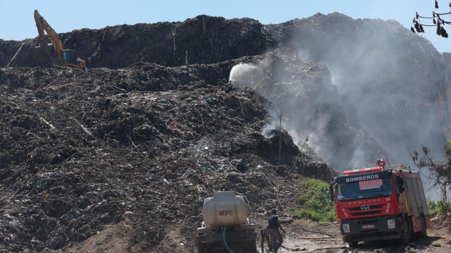 Esperan extinguir hoy totalmente el incendio en vertedero de Haina Esperan extinguir hoy totalmente el incendio en vertedero de Haina