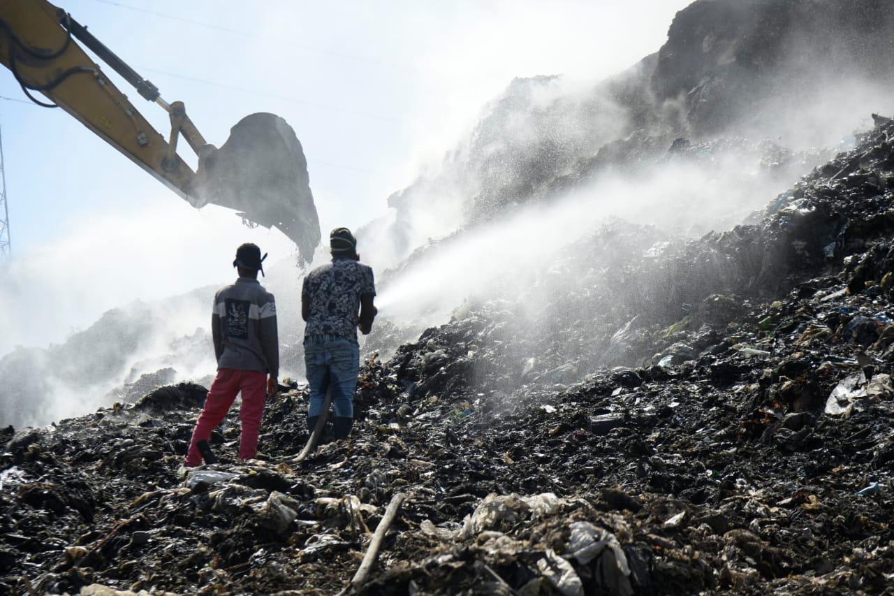 Los bomberos trabajan mientras estén las retroexcavadoras 