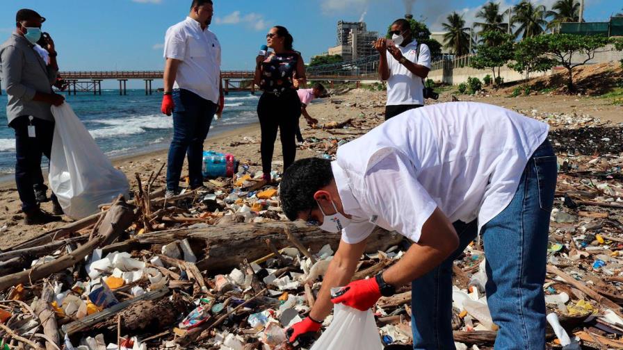 Fundación Refidomsa realiza operativo de limpieza de playa en Haina