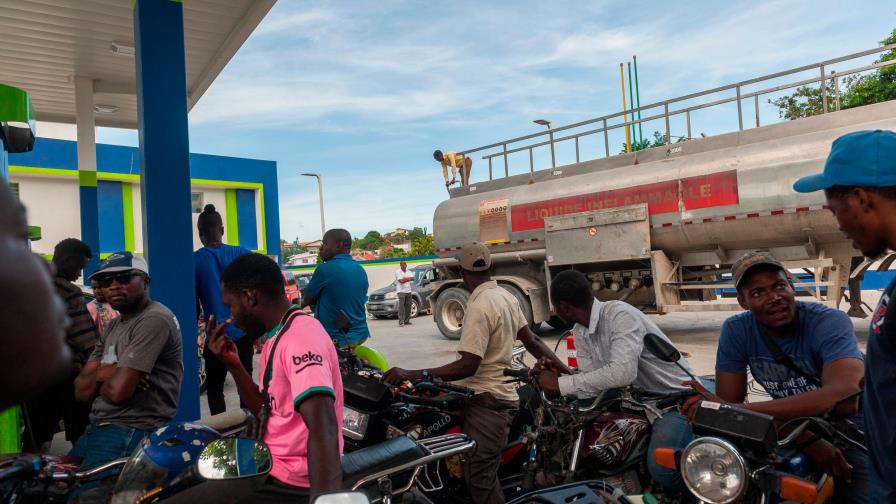 Haitianos abarrotan las estaciones de combustibles luego de forzoso cierre