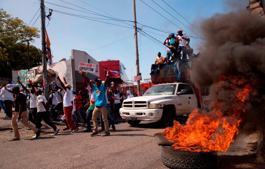 Matan a tiros a hombre y luego le prenden fuego en manifestación multitudinaria en Haití