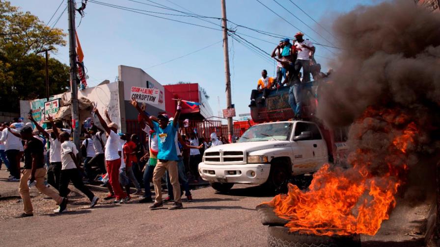 Matan a tiros a hombre y luego le prenden fuego en manifestación multitudinaria en Haití