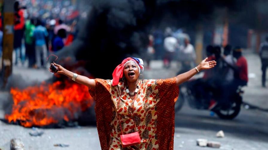 Dos muertos y locales quemados en continuación de protestas en Haití Dos muertos y locales quemados en continuación de protestas en Haití