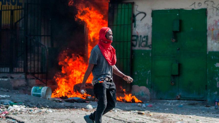 Miles de haitianos viven hacinados en gimnasio para huir de la guerra urbana