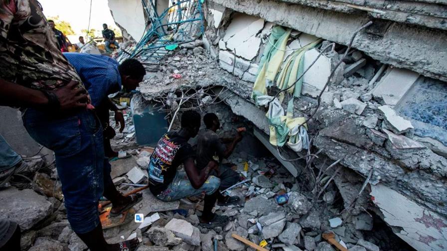 Muertos en Haití suben a 1,297 por el terremoto Muertos en Haití suben a 1,297 por el terremoto