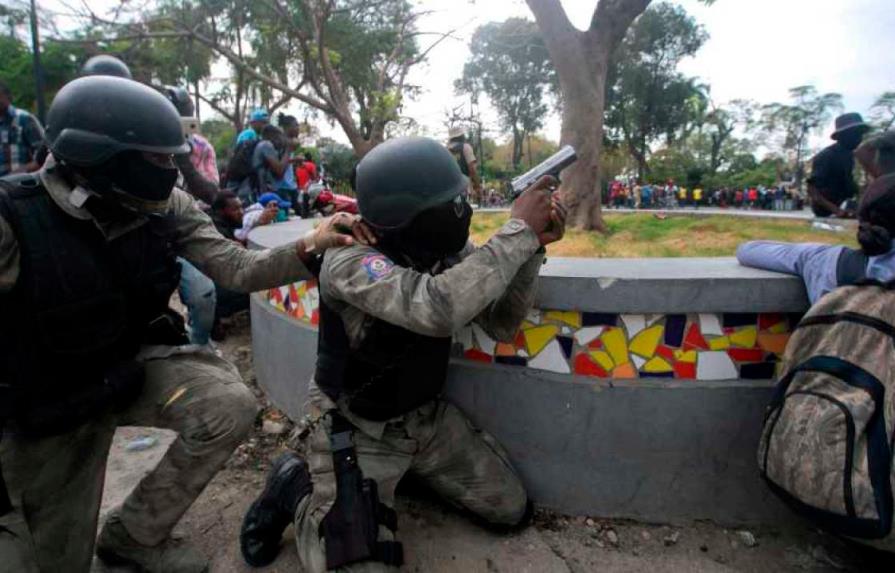 Policías haitianos retoman protestas tras tiroteo con soldados hace 15 días