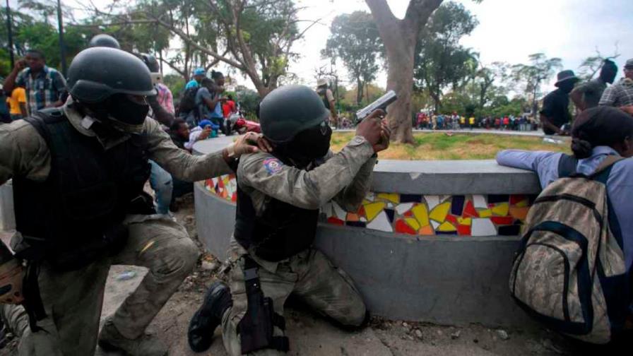Policías haitianos retoman protestas tras tiroteo con soldados hace 15 días