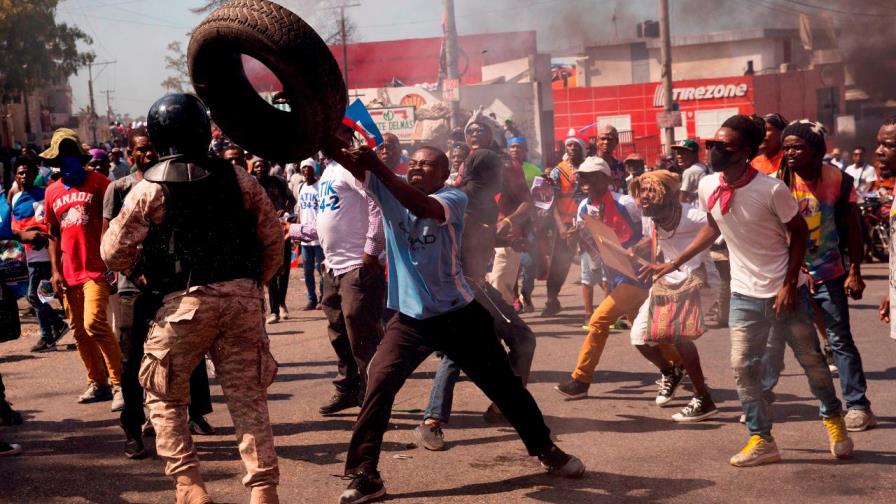 La oposición haitiana reúne una multitud contra Moise en marcha con violencia