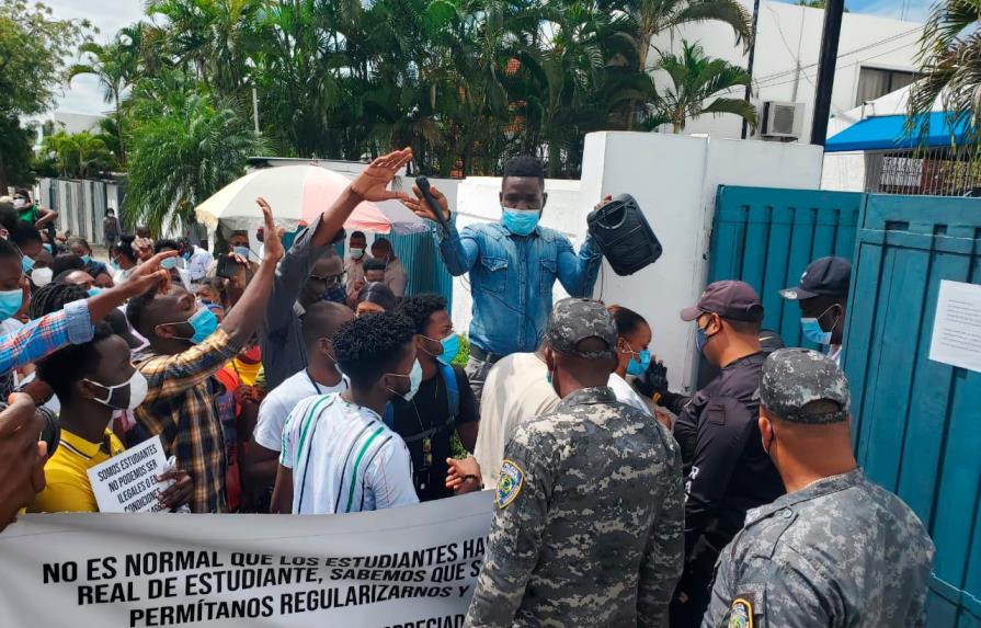 Estudiantes haitianos irrumpen en consulado de su país en Santiago
