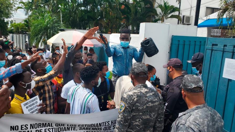 Estudiantes haitianos irrumpen en consulado de su país en Santiago