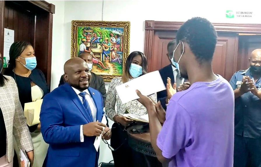 Embajada de Haití en RD entrega 200 pasaportes visados a estudiantes universitarios haitianos 