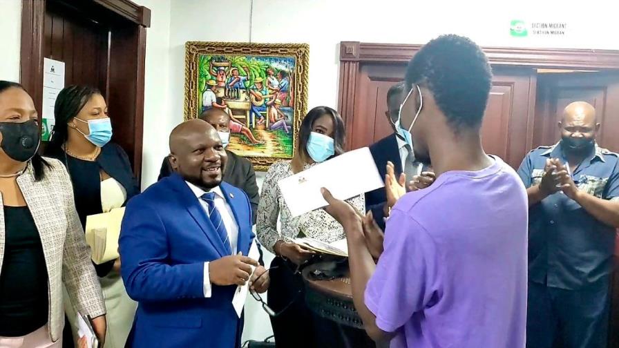 Embajada de Haití en RD entrega 200 pasaportes visados a estudiantes universitarios haitianos 