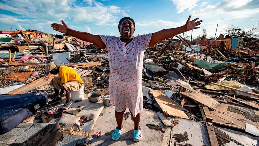 Víctimas de Dorian se sienten como “zombis” ante el desastre