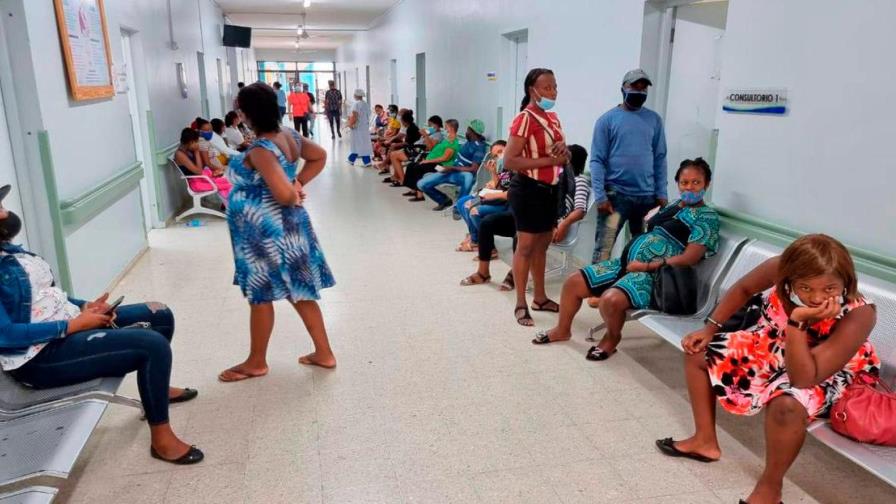 “Migración está cumpliendo con la ley al deportar a parturientas haitianas”, asegura exdirector 