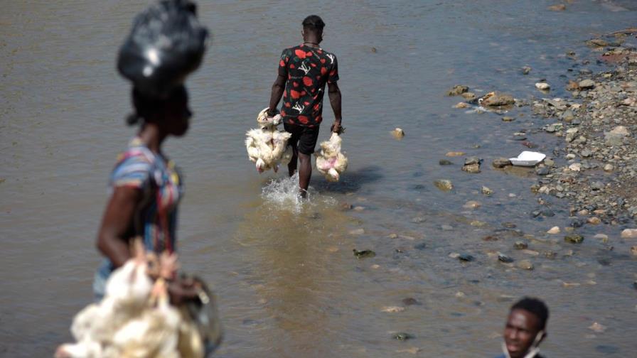 Pese a cierre del paso fronterizo haitianos adquieren productos alimenticios en Dajabón