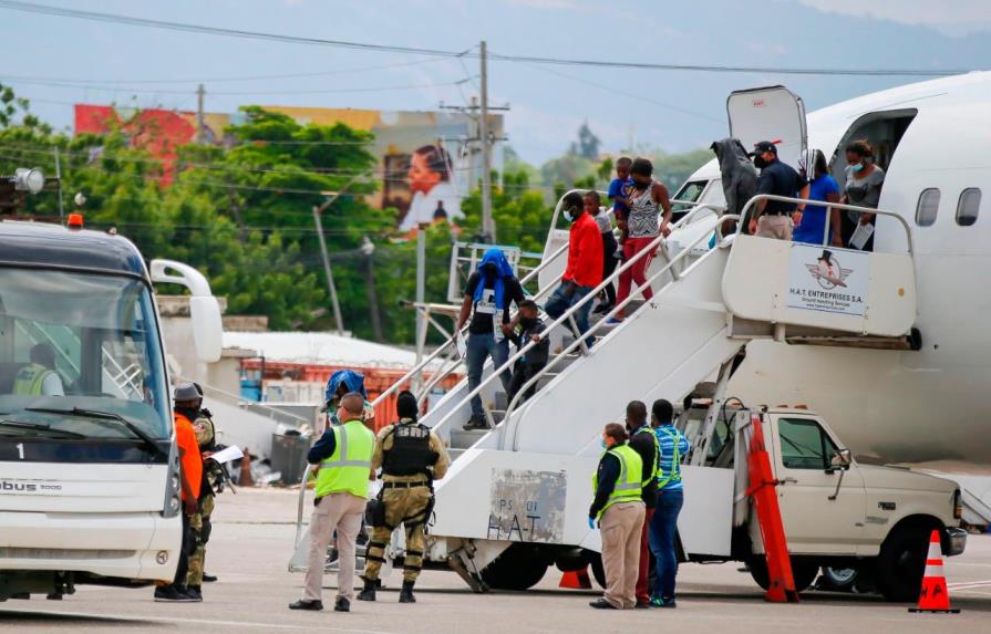 EEUU empieza a deportar a los haitianos retenidos en puente en la frontera de Texas