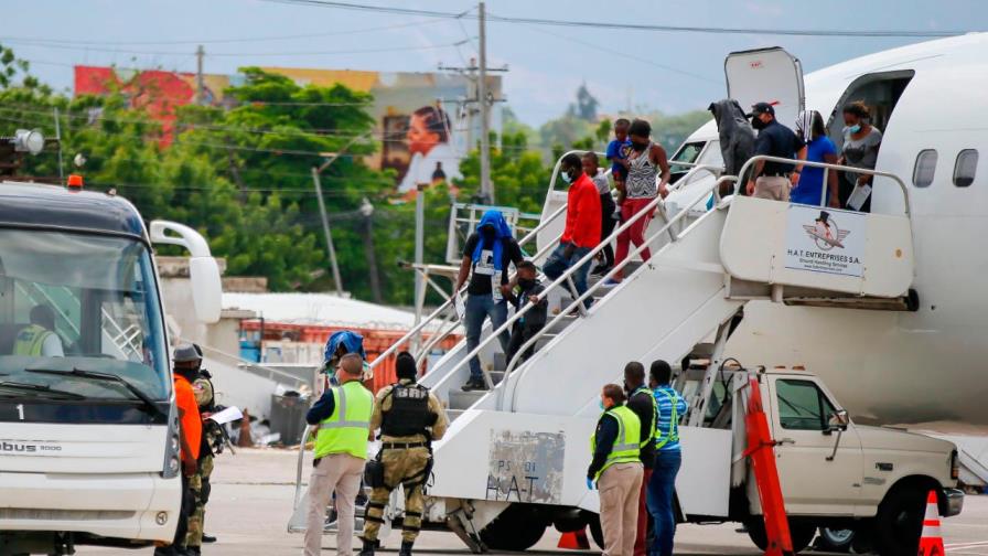 EEUU empieza a deportar a los haitianos retenidos en puente en la frontera de Texas