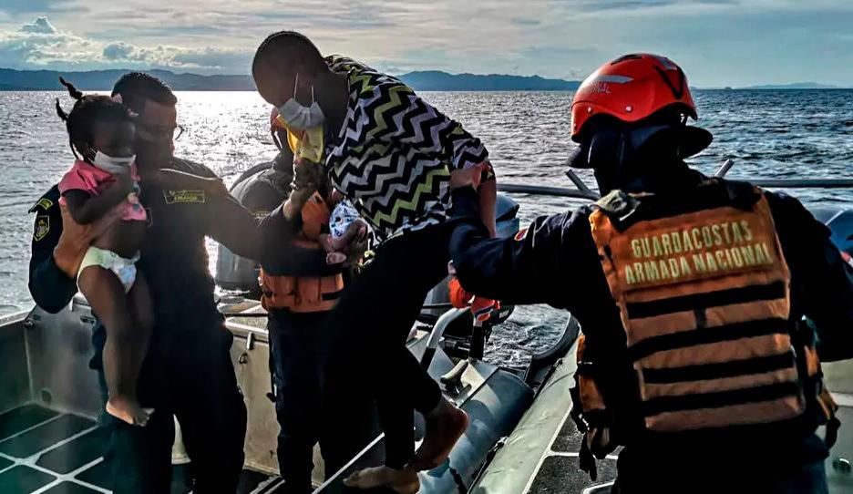Colombia rescata a 94 migrantes haitianos que estaban a la deriva en el mar Caribe