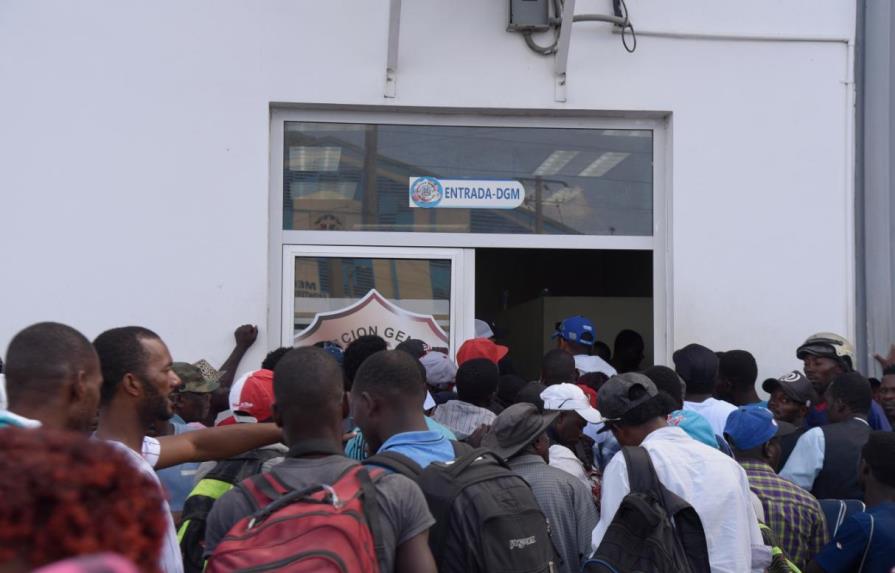 Descontento entre haitianos por cobro de 20 dolares para entrar al país