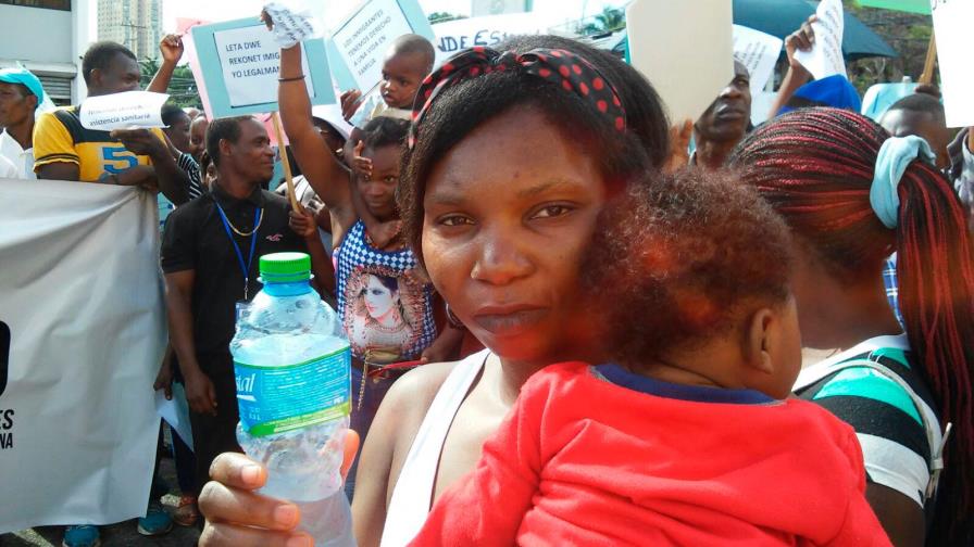 Inmigrantes indocumentados no serán incluidos en primera etapa de vacunación en RD Inmigrantes indocumentados no serán incluidos en primera etapa de vacunación en RD