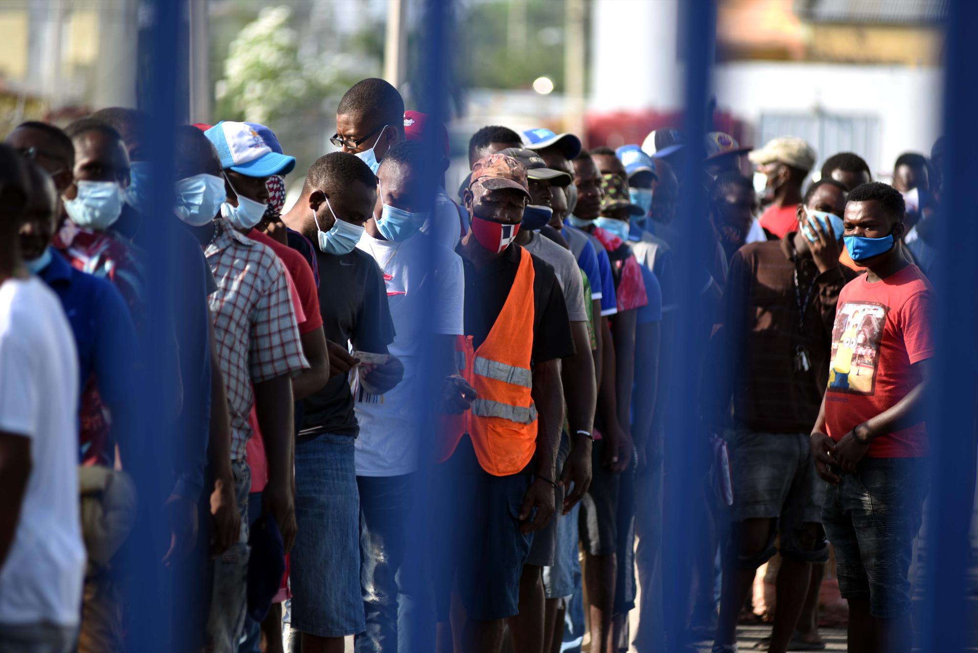 Un grupo de hombres aguardó desde muy temprano para ingresar a territorio dominicano. (Foto: Aneudy Tavárez / Diario Libre)