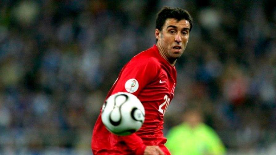 El ex goleador y diputado turco que tiene que taxiar en Uber para sobrevivir