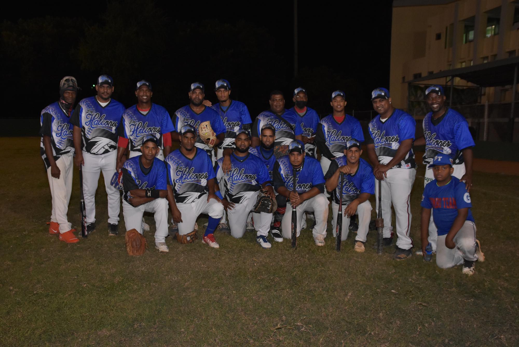 El equipo los Halcones del Evaristo Morales está en las finales del torneo de softbol Rubén Pimentel del Distrito Nacional, en su versión 31/2021. (Prensa/Asadina)