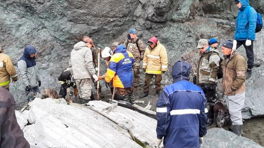 Hallan 19 cádaveres de pasajeros del avión siniestrado en el este de Rusia